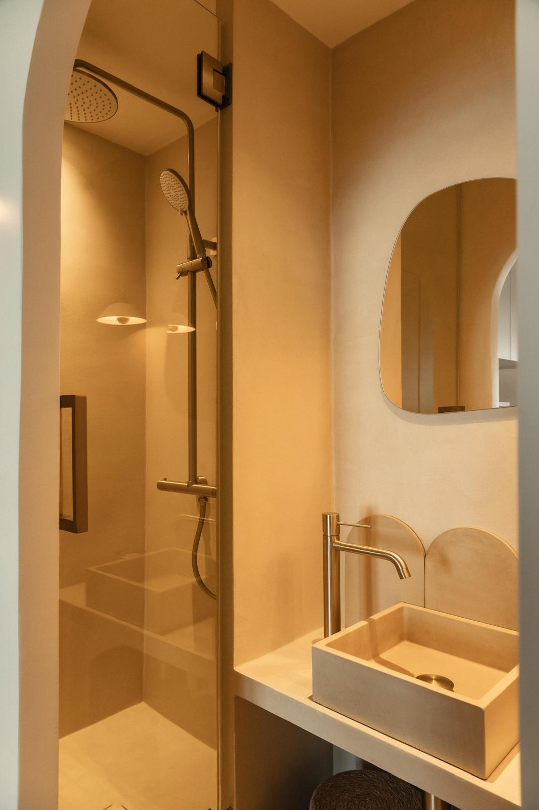 Salle de bain — douche et lavabo